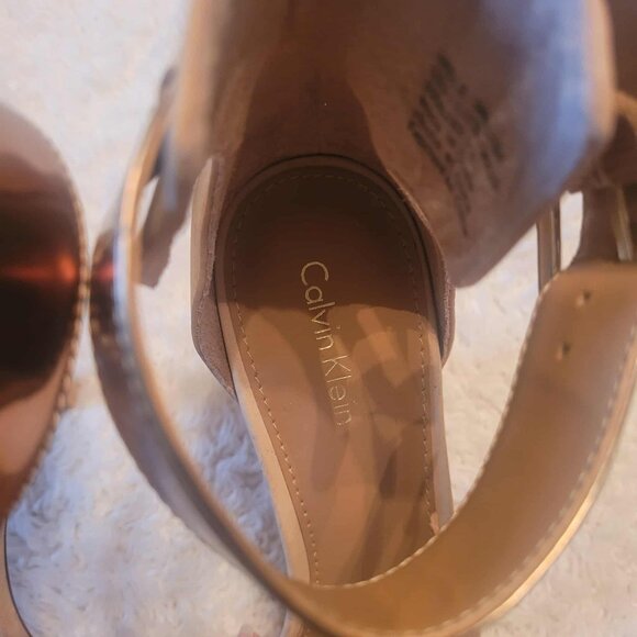 Beige/Gold Calvin Klein 4 inch heels, Size 9 - Picture 10 of 14
